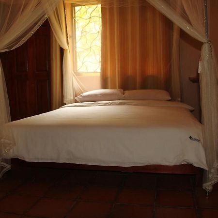 Saltek Forest Cottages Masindi Bagian luar foto