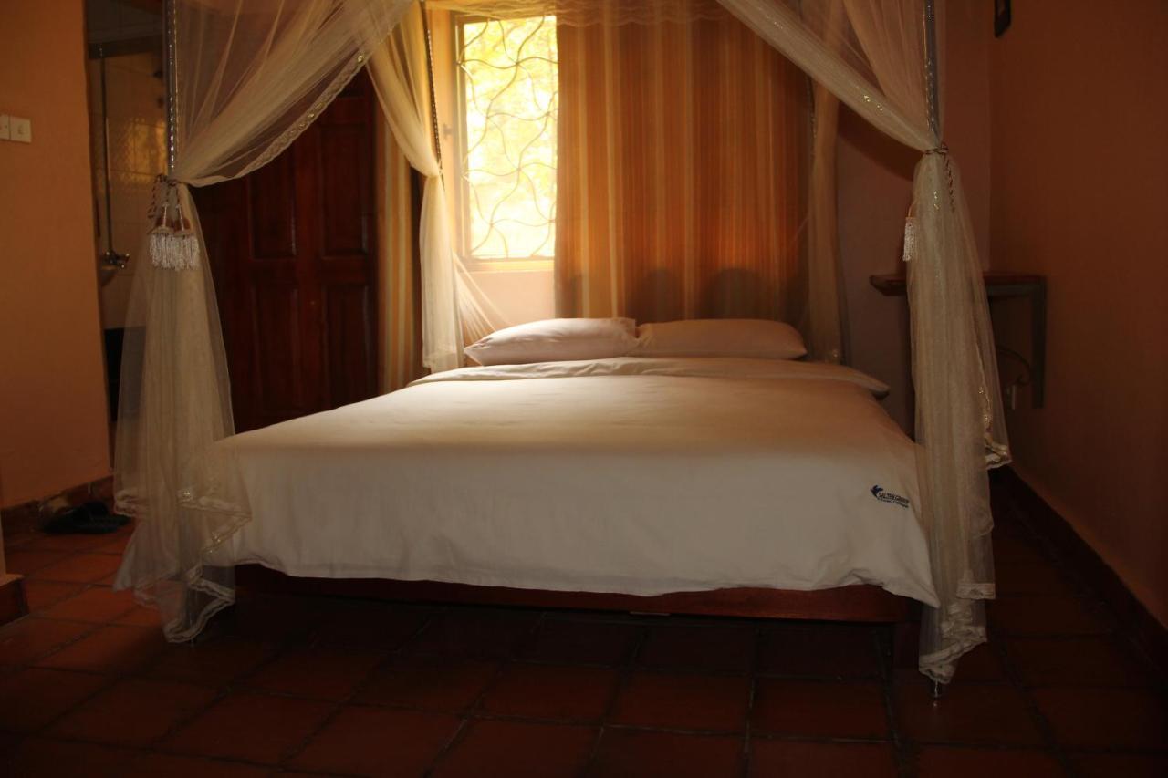 Saltek Forest Cottages Masindi Bagian luar foto